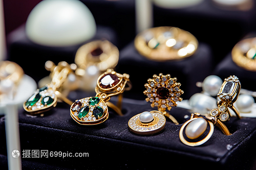 奢侈品與實(shí)用品的對(duì)比 昂貴珠寶與家用電器的雙重世界